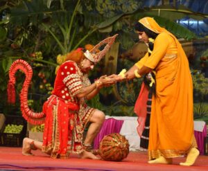 वाटिका में हनुमान कौतक करन लागे, देख यह रूप सारे राक्षस डरन लागे