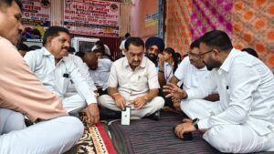 सूरजमल विश्वविद्यालय के धरने पर बैठे नर्सिंग छात्र-छात्राओं का विधायक तिलक राज बेहड़ ने किया समर्थन