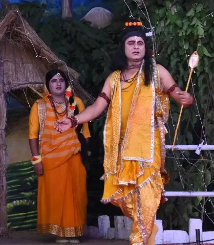 रुद्रपुर की मुख्य रामलीला में विगत रात्रि मारीच का स्वर्ण मर्ग बनकर पंचवटी पहुंचना, लक्ष्मण रेखा, सीता हरण व रावण द्वारा जटायु को घायल करनें, राम विलाप, सीताजी की खोज, राम जटायु संवाद, राम शबरी संवाद तक की लीला का हुआ मंचन