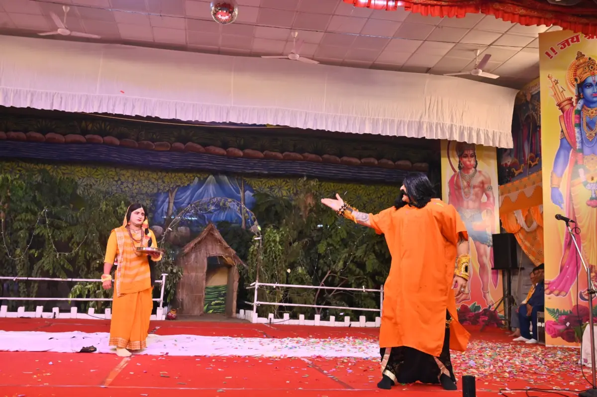 रुद्रपुर की मुख्य रामलीला में विगत रात्रि मारीच का स्वर्ण मर्ग बनकर पंचवटी पहुंचना, लक्ष्मण रेखा, सीता हरण व रावण द्वारा जटायु को घायल करनें, राम विलाप, सीताजी की खोज, राम जटायु संवाद, राम शबरी संवाद तक की लीला का हुआ मंचन