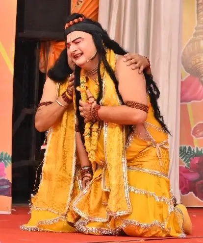 रुद्रपुर की मुख्य रामलीला में विगत रात्रि मारीच का स्वर्ण मर्ग बनकर पंचवटी पहुंचना, लक्ष्मण रेखा, सीता हरण व रावण द्वारा जटायु को घायल करनें, राम विलाप, सीताजी की खोज, राम जटायु संवाद, राम शबरी संवाद तक की लीला का हुआ मंचन
