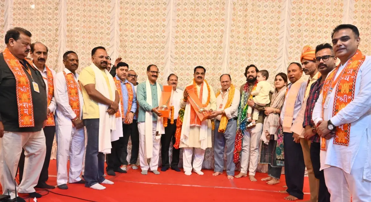 रुद्रपुर की मुख्य रामलीला में विगत रात्रि मारीच का स्वर्ण मर्ग बनकर पंचवटी पहुंचना, लक्ष्मण रेखा, सीता हरण व रावण द्वारा जटायु को घायल करनें, राम विलाप, सीताजी की खोज, राम जटायु संवाद, राम शबरी संवाद तक की लीला का हुआ मंचन