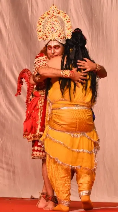 बोले राम से हनुमान-  मैं तो अज्ञानी वानर ठहरा, प्रभु को पहचाननें में देर हो गयी, परन्तु आप तो सर्वज्ञ थे… आपनें अपनें अनादि भक्त हनुमान को पहचाननें में ईतनी देर क्यों कर दी प्रभु. राम–हनुमान महामिलन ने किया भावविभोर, बाली वध तक की लीला का प्रभावशाली मंचन