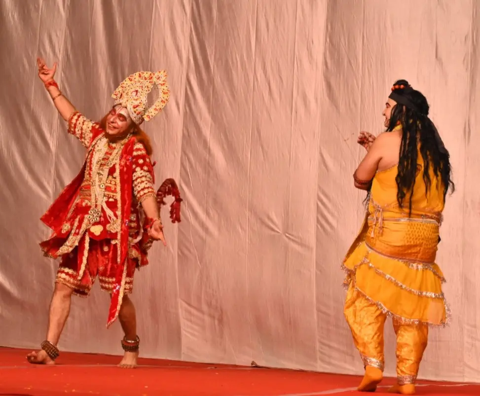 बोले राम से हनुमान-  मैं तो अज्ञानी वानर ठहरा, प्रभु को पहचाननें में देर हो गयी, परन्तु आप तो सर्वज्ञ थे… आपनें अपनें अनादि भक्त हनुमान को पहचाननें में ईतनी देर क्यों कर दी प्रभु. राम–हनुमान महामिलन ने किया भावविभोर, बाली वध तक की लीला का प्रभावशाली मंचन