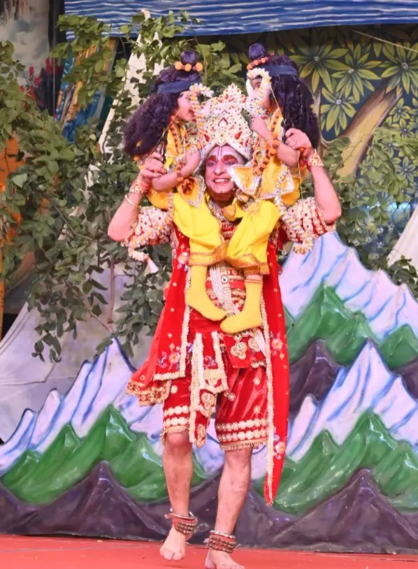 बोले राम से हनुमान-  मैं तो अज्ञानी वानर ठहरा, प्रभु को पहचाननें में देर हो गयी, परन्तु आप तो सर्वज्ञ थे… आपनें अपनें अनादि भक्त हनुमान को पहचाननें में ईतनी देर क्यों कर दी प्रभु. राम–हनुमान महामिलन ने किया भावविभोर, बाली वध तक की लीला का प्रभावशाली मंचन